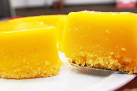 Quindim de forno uma versão tamanho família do docinho de pa