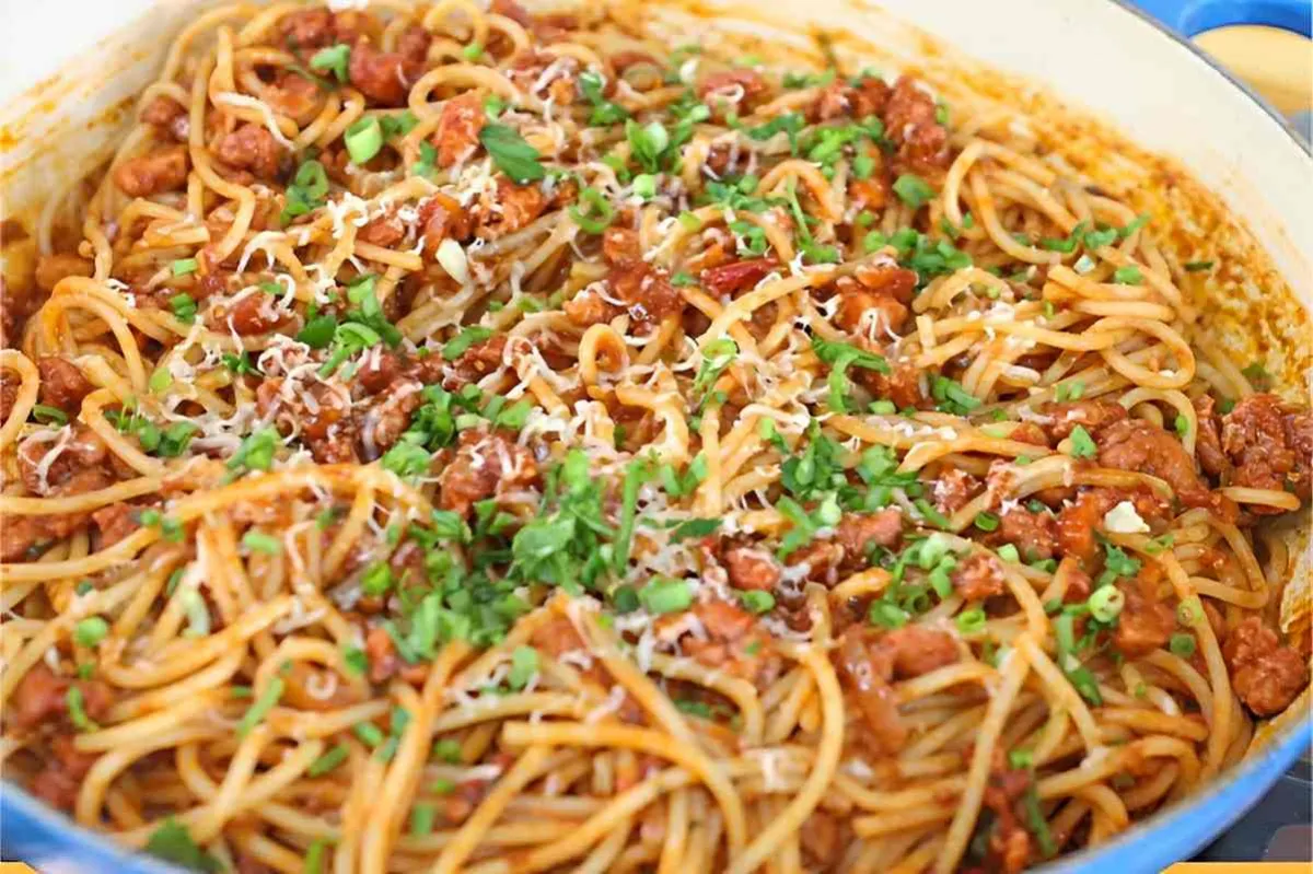 Ragú de linguiça com espaguete econômico e delicioso para a
