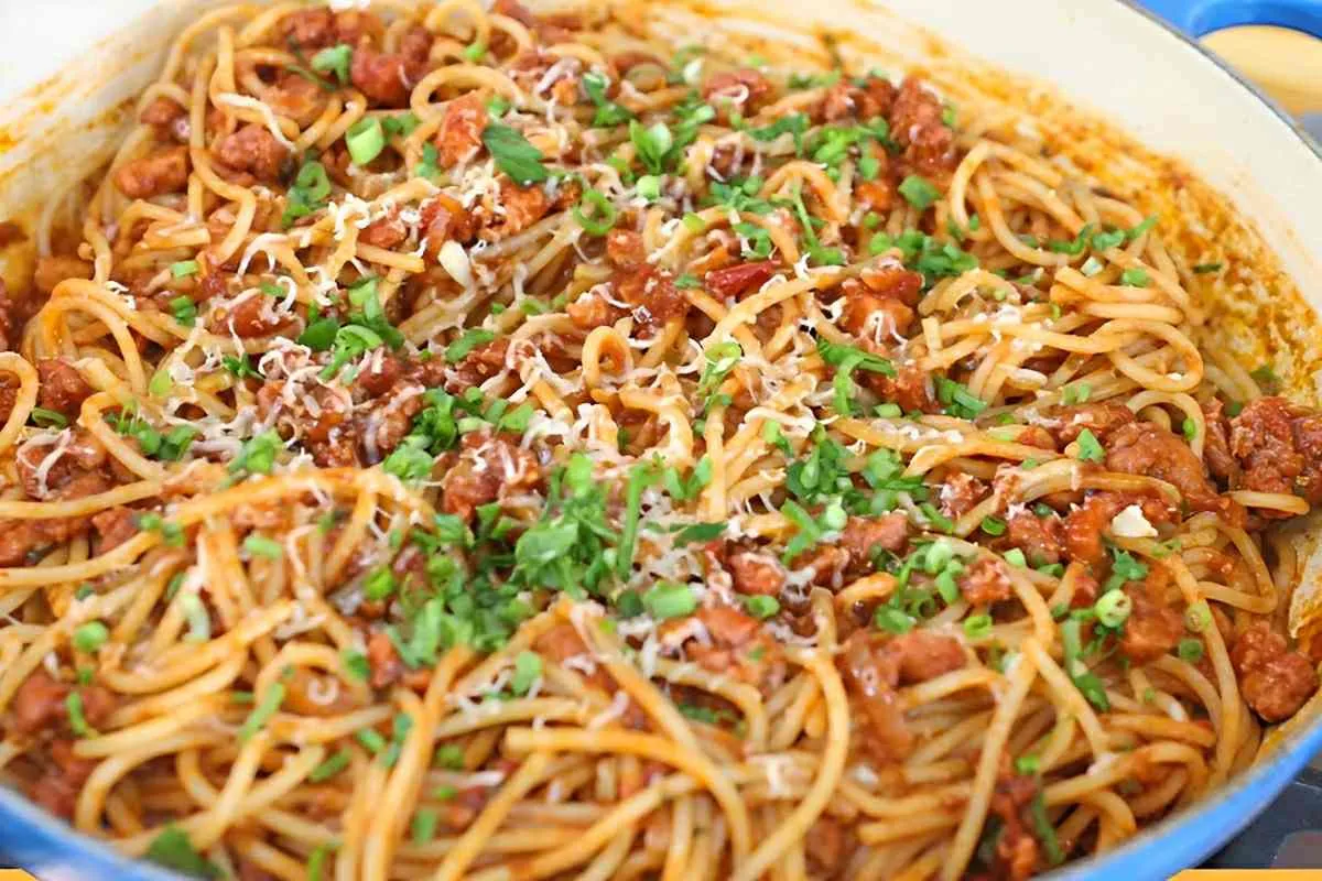 Ragú de linguiça com espaguete uma receita de macarronada de