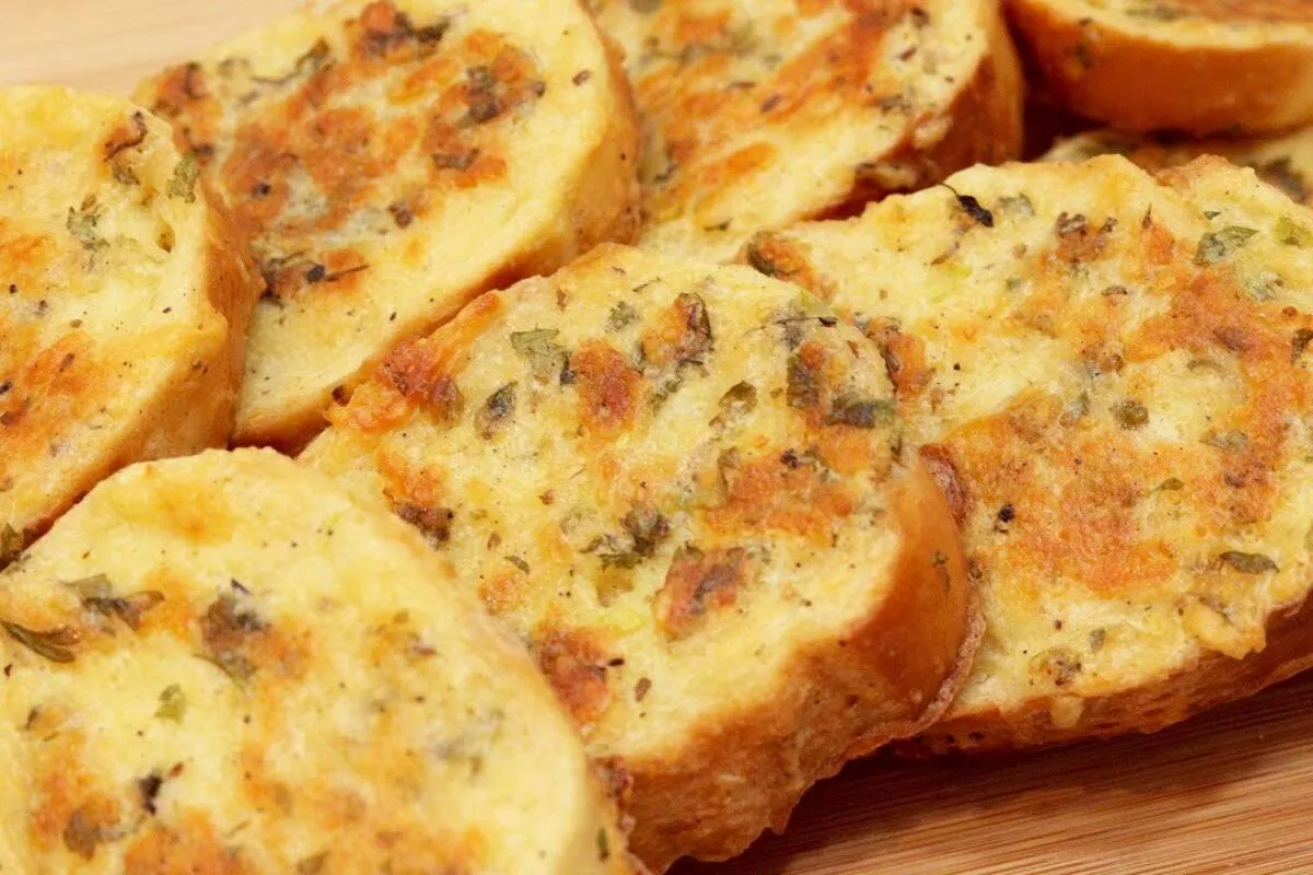 Receita com pão amanhecido para o café da manhã ou lanche da