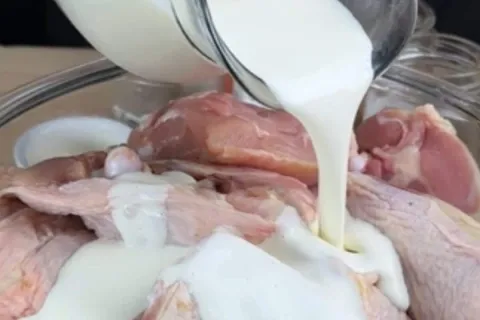 Receita de almoço de domingo: frango assado com creme de lei
