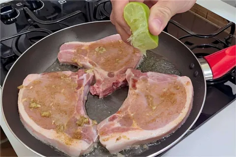 Receita de bisteca macia e suculenta um almoço barato e chei