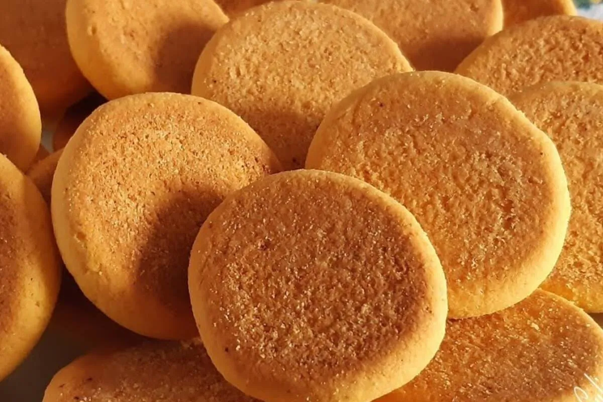 Receita de bolachinha de fubá crocante que vai muito bem com