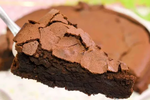 Receita de bolo brownie: com casquinha crocante por cima e m