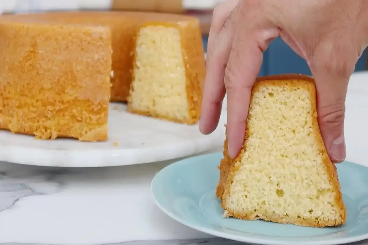 Receita de bolo simples e fofinho da vovó: aprenda todos os