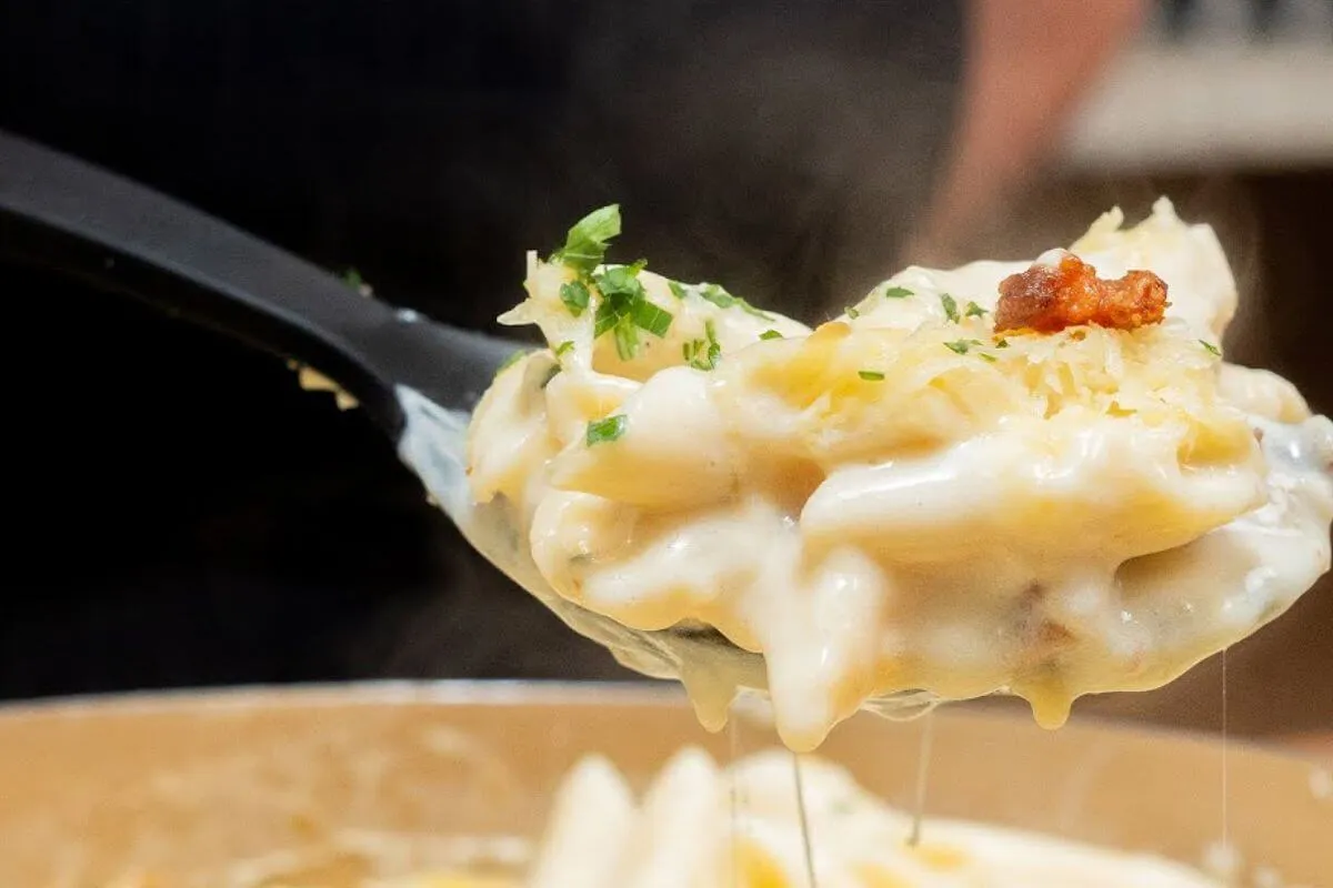 Receita de chef: macarrão com creme de batata cremoso e muit