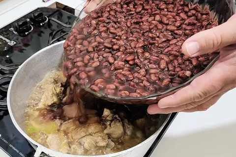 Receita de feijão com costelinha de porco que fica maravilho