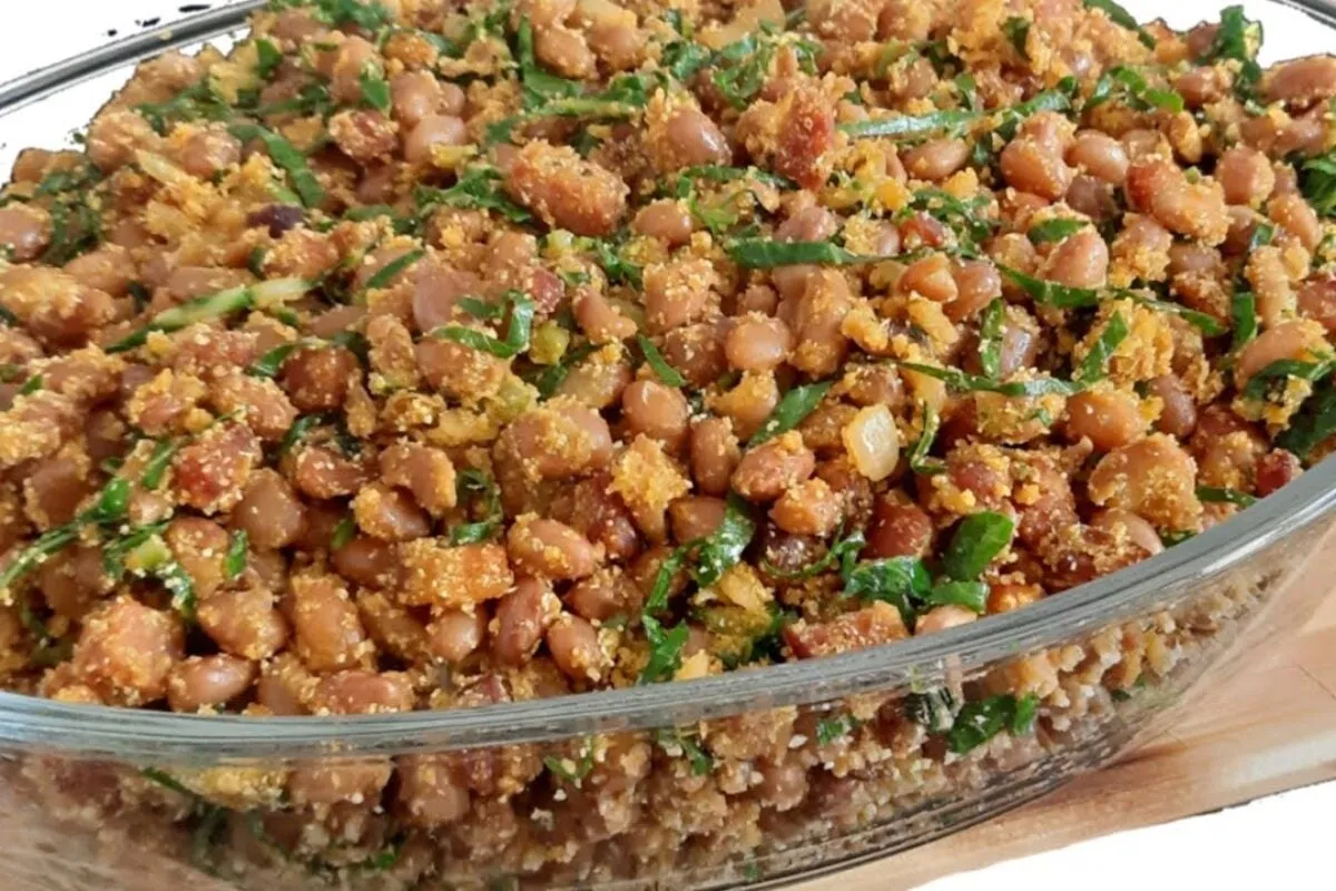 Receita de feijão tropeiro mineiro e completo igual de resta