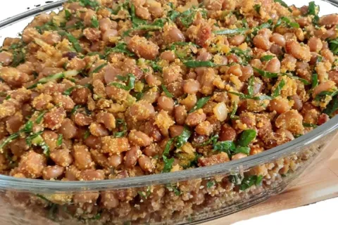 Receita de feijão tropeiro mineiro e completo igual de resta