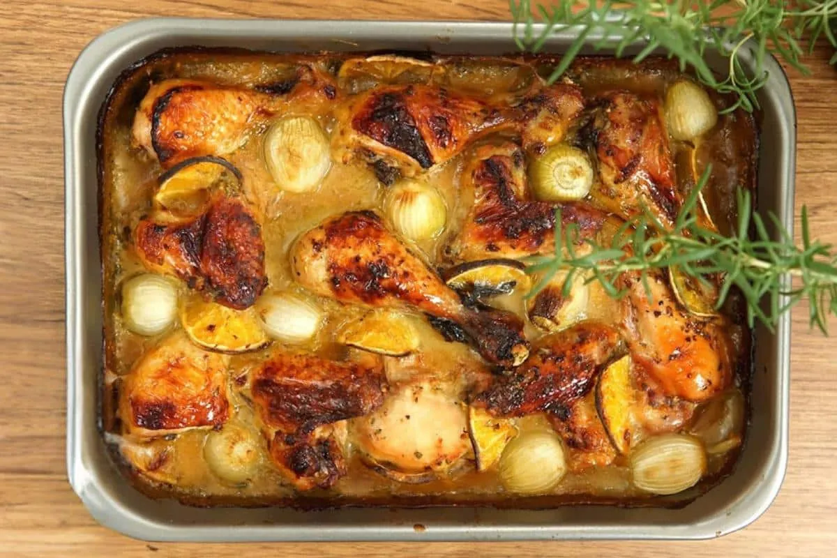 Receita de frango assado com laranja para servir no seu almo