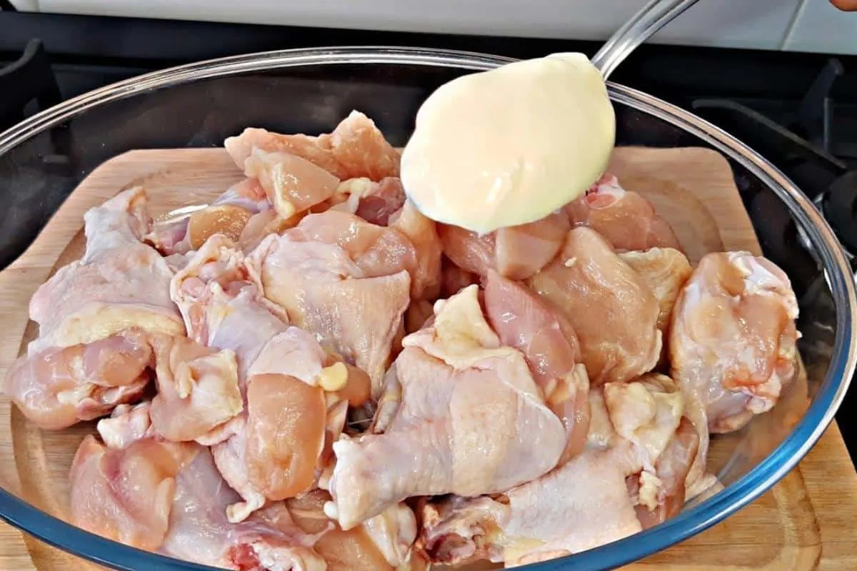 Receita de frango assado de domingo: não seca e fica muito s