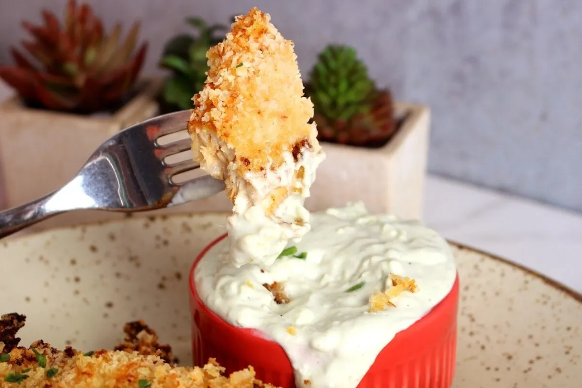 Receita de frango empanado com molho de queijo que vai conqu