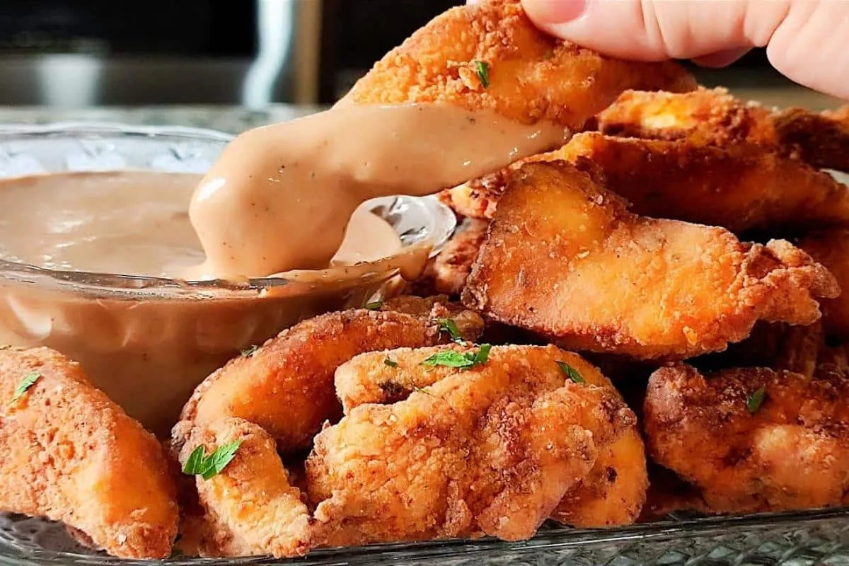 Receita de frango frito perfeito e um molho especial para ac