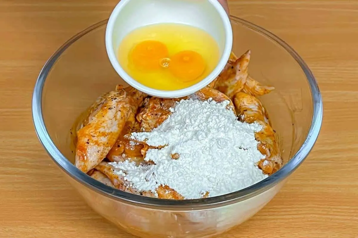 Receita de frango frito que fica sequinho e crocante igual d