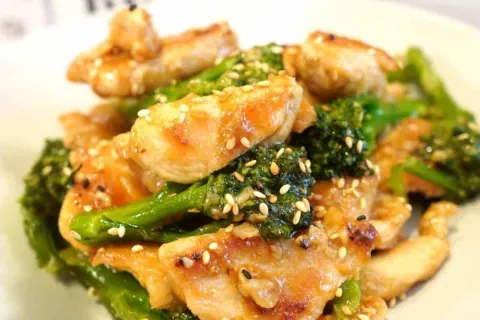 Receita de frango oriental com brócolis que é uma delícia em