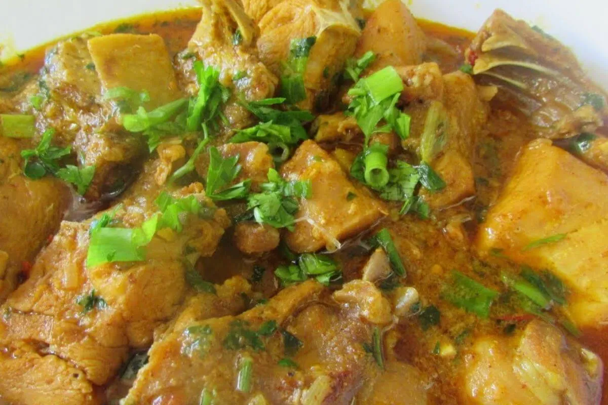 Receita de galinha caipira com gosto de roça para você fazer