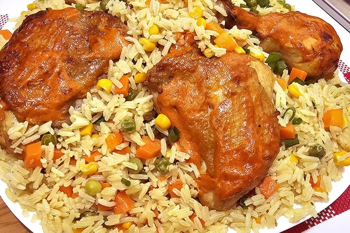 Receita de galinhada caseira com frango assado que fica uma