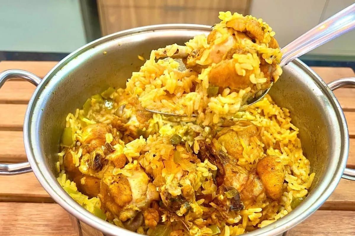 Receita de galinhada completa e saborosa para o seu almoço e