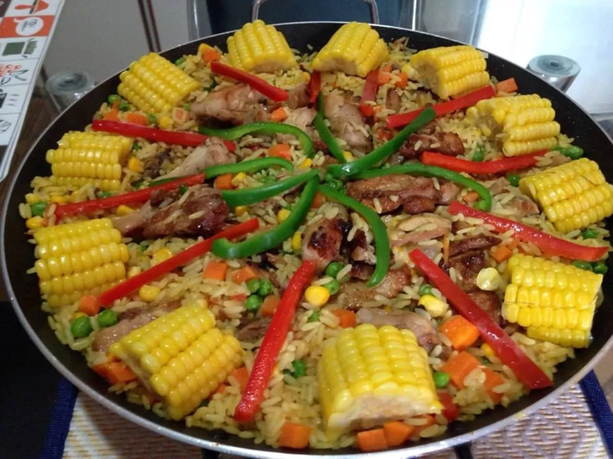 Receita de galinhada suculenta e saborosa para espantar o fr
