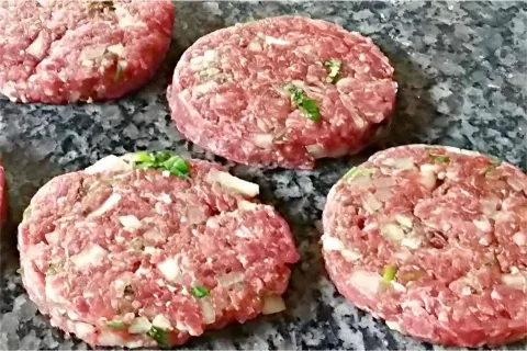 Receita de hambúrguer artesanal simples e rápido