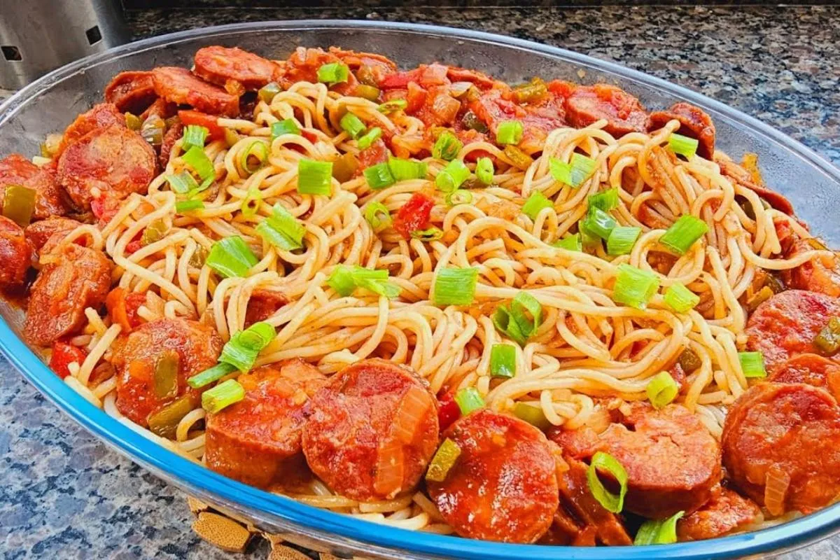 Receita de macarrão com calabresa da minha mãe que fica supe