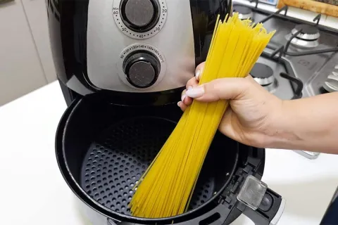 Receita de macarrão feita na air fryer de um jeito super prá