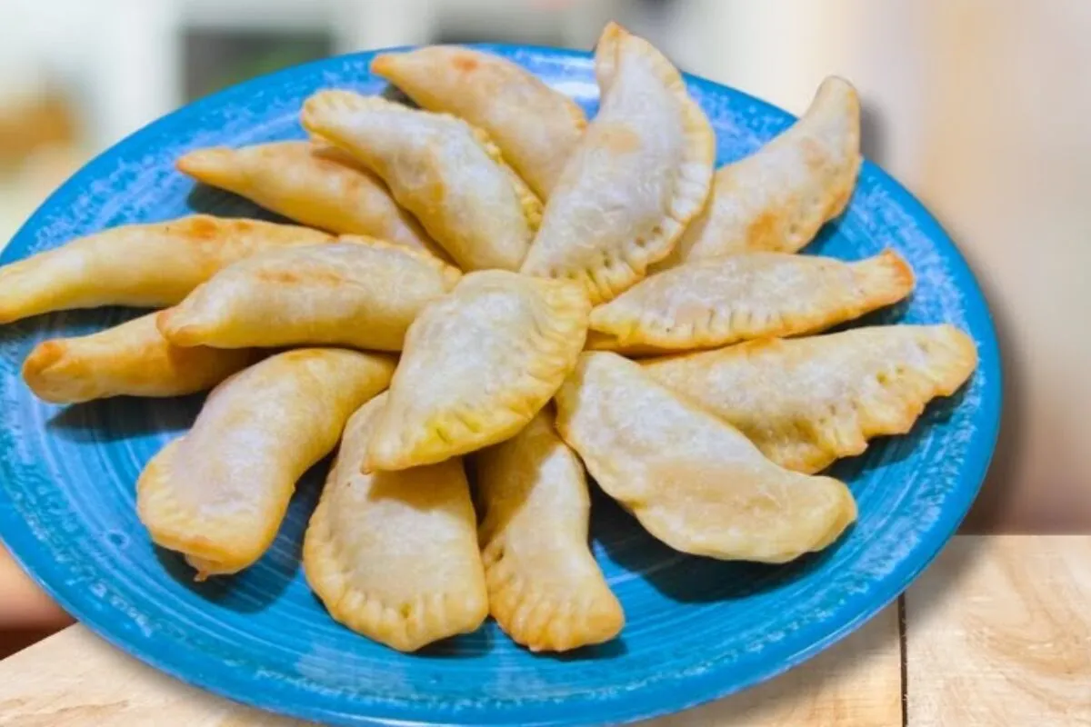 Receita de massa de pastel fácil feita com apenas dois ingredientes para você fritar e saborear em casa