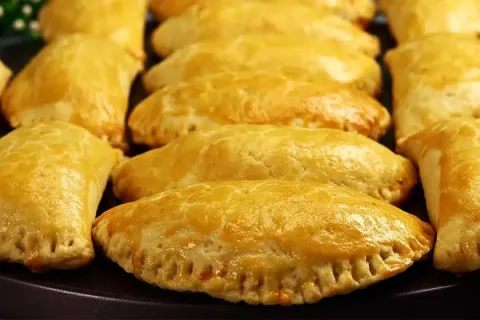 Receita de pastel de forno assado com massa profissional que