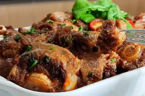 Receita de rabada muito suculenta e saborosa com um tempero 