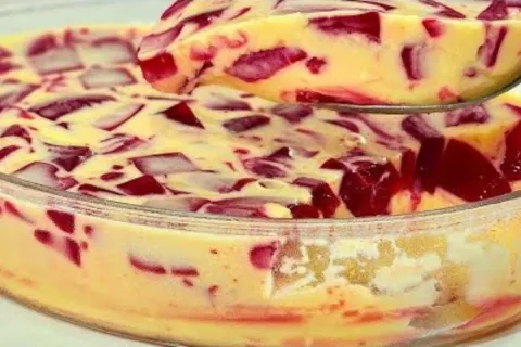 Receita de sobremesa com gelatina feita com poucos ingredien