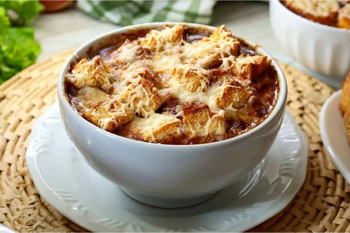 Receita de sopa de cebola para você preparar no jantar da su