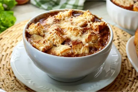 Receita de sopa de cebola para você preparar no jantar da su