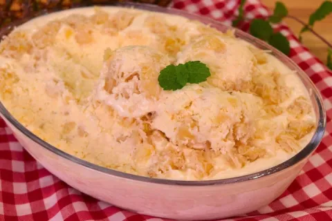 Receita de sorvete caseiro de abacaxi cremoso e com pedaços 