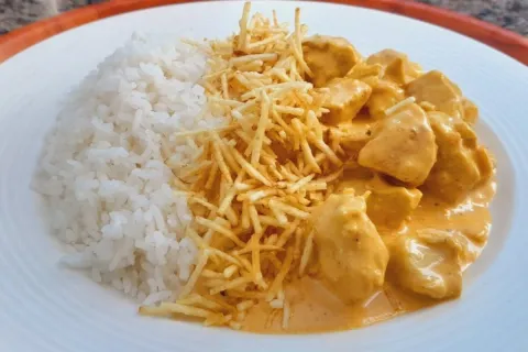 Receita de strogonoff de frango de restaurante: cremoso e te