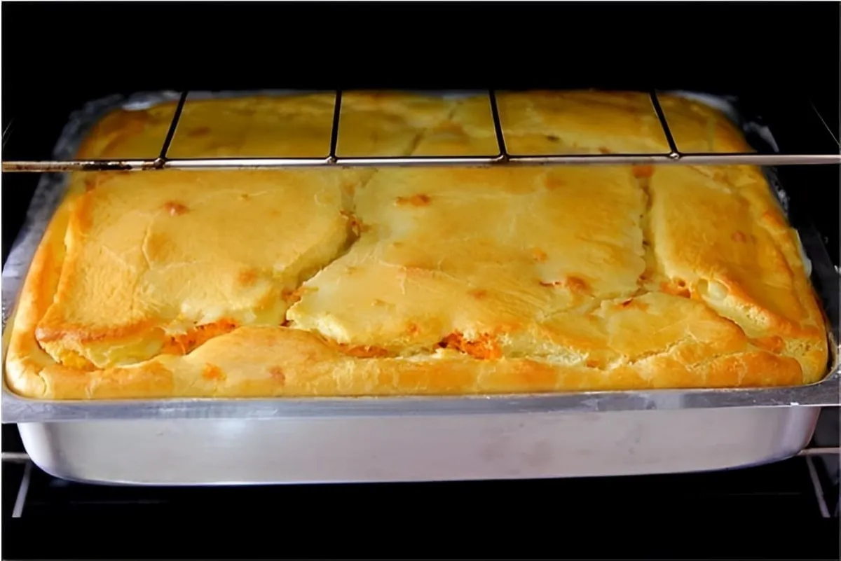 Receita de torta de frango cremosa saindo do forno direto pa