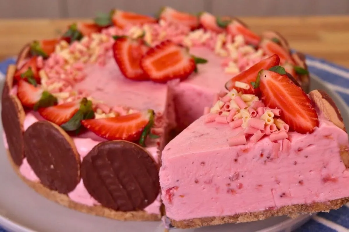 Receita de torta mousse de morango geladinha e muito leve pa