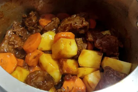 Receita de vó: carne de panela muito bem temperada e saboros