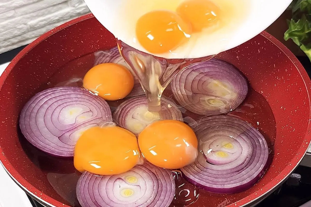 Receita deliciosa: frite ovo com cebola e você vai adorar o