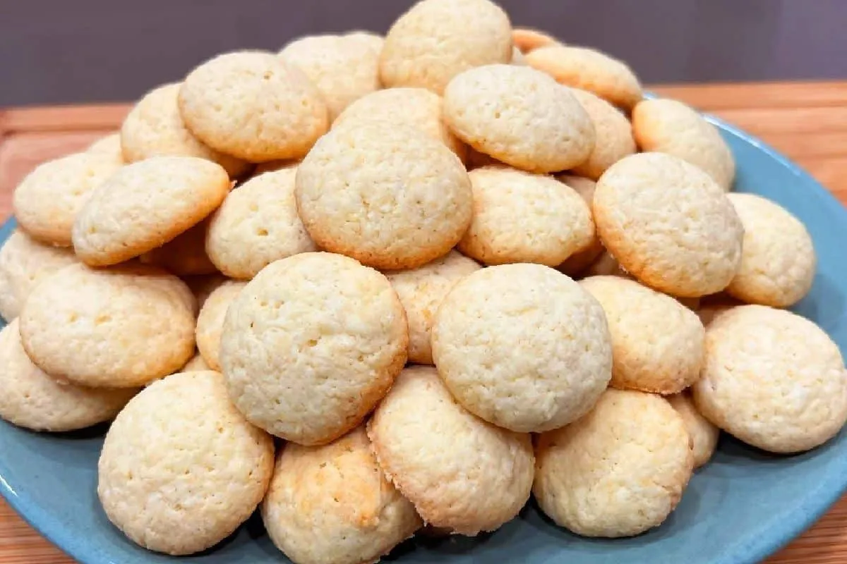 Receita fácil de bolachinha de coco que rende um monte de bo