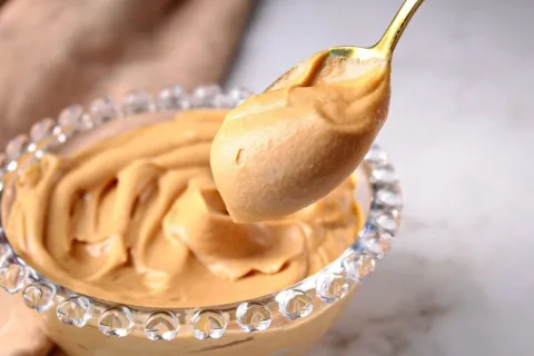 Recheio de caramelo com uma textura perfeita e muito brilho,