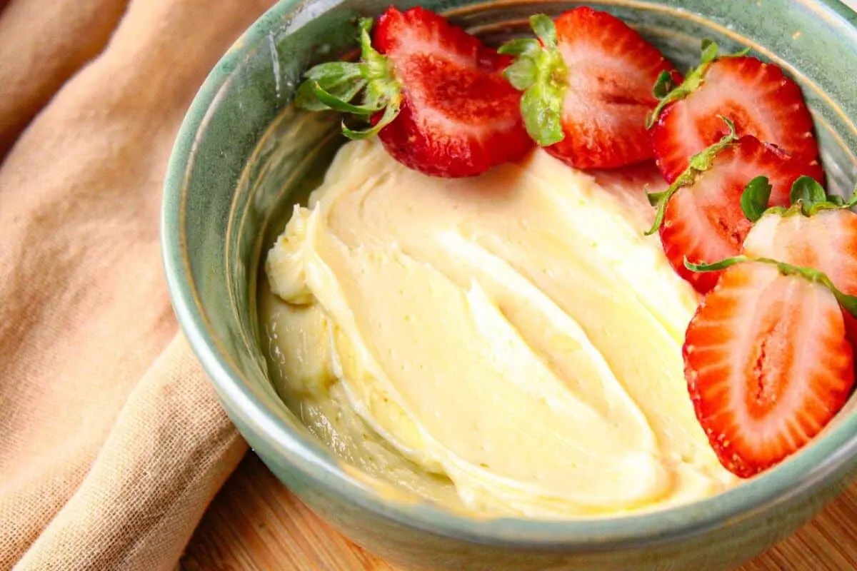 Recheio de chocolate branco estruturado que fica aerado e é