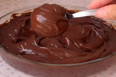 Recheio de chocolate cremoso para utilizar em bolos tortas e