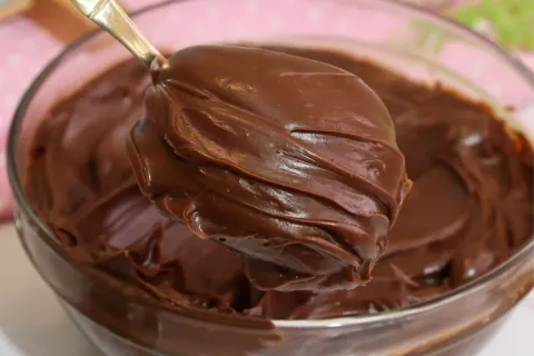 Recheio de chocolate estruturado: confeiteira dá todas as di