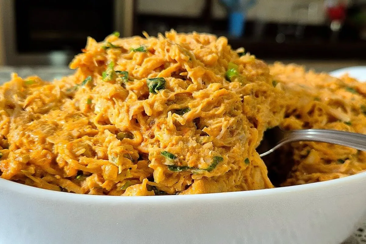 Recheio de frango cremoso e bem temperado, ideal para receit