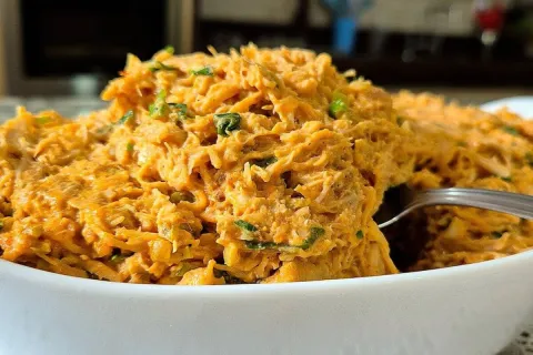 Recheio de frango cremoso e bem temperado, ideal para receit