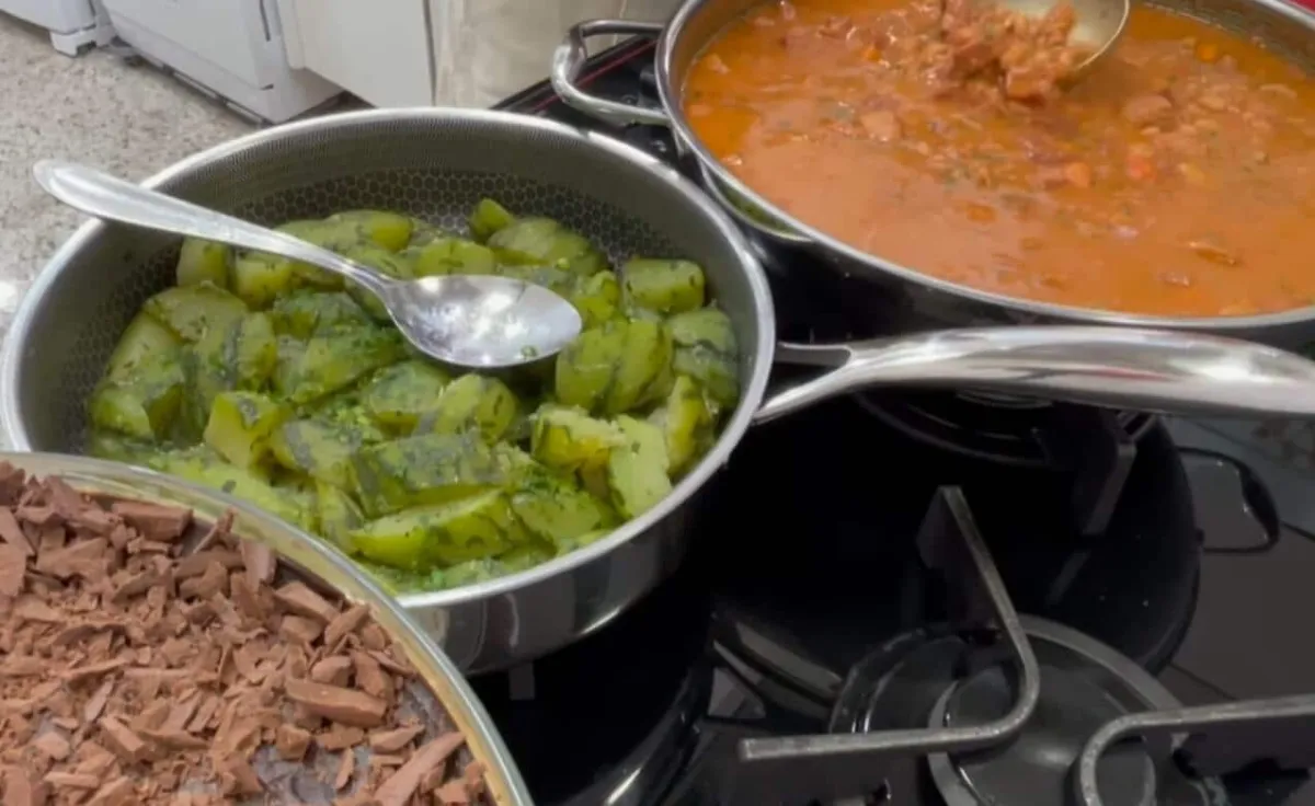 Refogado de chuchu muito bem temperadinho e suculento para você transformar esse legume em um acompanhamento de dar água na boca
