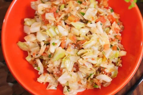 Repolho refogado simples, leve e cheio de sabor para ser o a