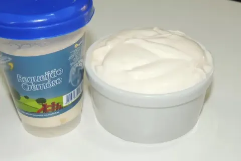 Requeijão caseiro cremoso: aprenda a fazer o seu e não preci