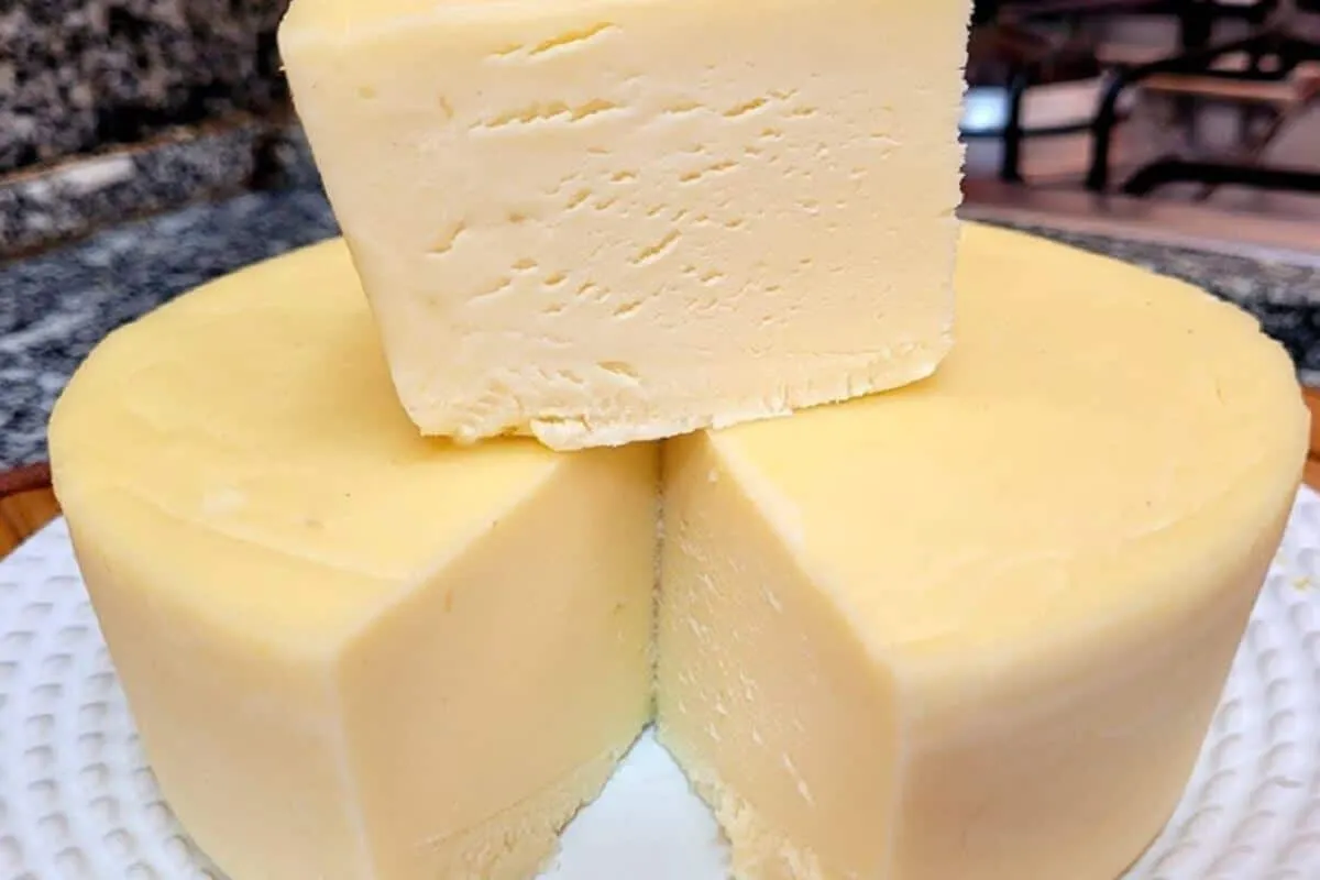 Requeijão de corte que fica parecendo aqueles queijos de cas