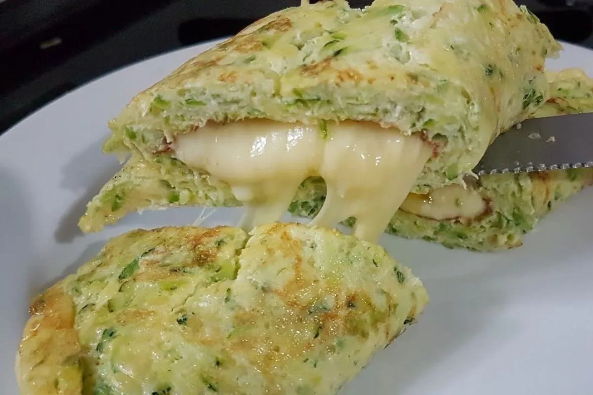 Rocambole de abobrinha leve e nutritivo que pode ser servido